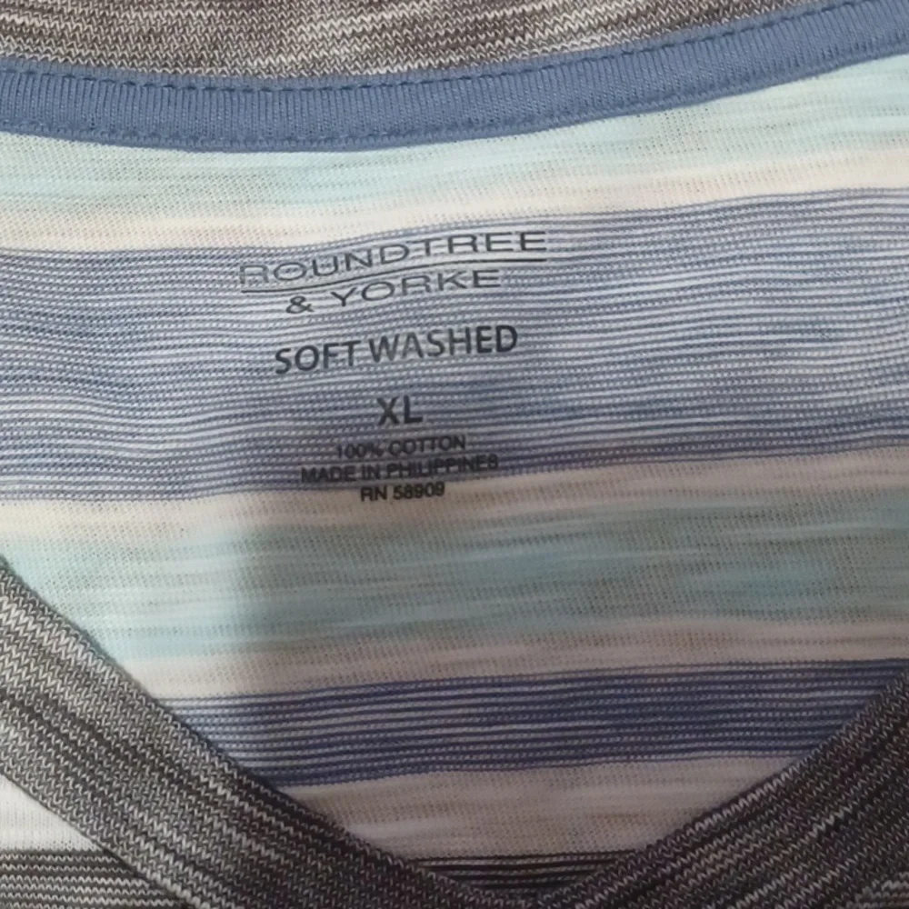 Roundtree & Yorke soft washed v neck tee - Picture 2 of 5